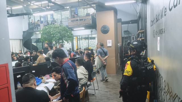 Penggerebekan jaringan judi online (judol) internasional di Hayam Wuruk, Jakarta Pusat, Sabtu (9/5). Foto: Dok. Istimewa