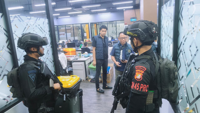 Penggerebekan jaringan judi online (judol) internasional di Hayam Wuruk, Jakarta Pusat, Sabtu (9/5). Foto: Dok. Istimewa