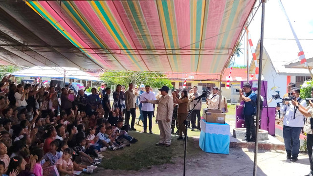 Presiden Republik Indonesia Prabowo Subianto meninjau SMKN 2 Talaud yang terletak di Pulau Miangas, Kepulauan Talaud, Sulawesi Utara, Sabtu (9/5/2026). Foto: Zamachsyari/kumparan