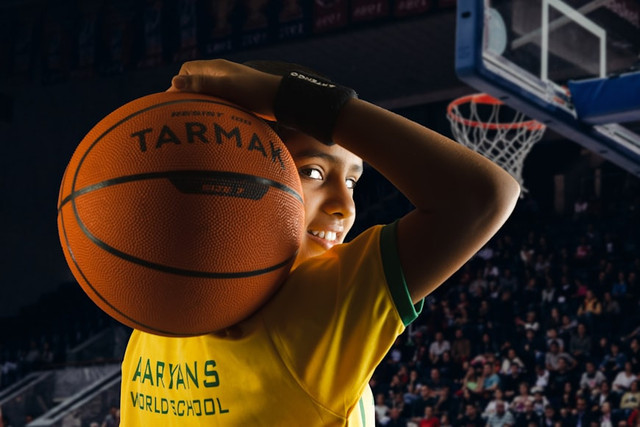 ILustrasi Jelaskan cara memegang bola basket yang benar . Foto: Unsplash/Shrikant Ambawale
