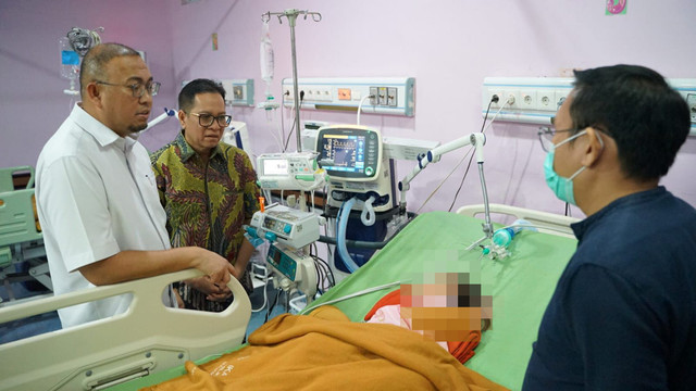 Wakil Ketua Komisi VI DPR RI Andre Rosiade mendatangi ruang PICU RSUP M Djamil Padang, Jumat (8/5/2026) malam, menjenguk balita korban KDRT oleh ayah tiri. Foto: Dok. Istimewa