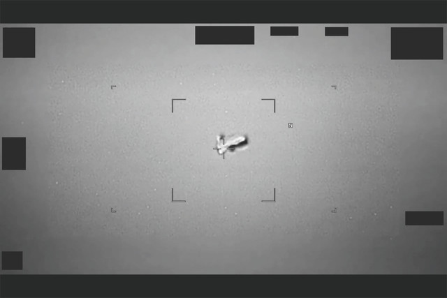 Sebuah fenomena udara tak dikenal (unidentified aerial phenomena/UAP) berupa benda berbentuk bola di dekat Jepang pada 2024. Gambar direkam oleh U.S. Indo-Pacific Command dan kasus ini belum terselesaikan. Foto: Departemen Pertahanan AS