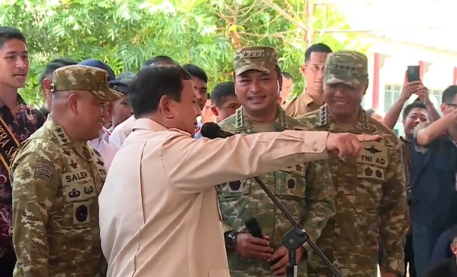 Saat Presiden Prabowo Subianto meminta KSAU dan Wakil Panglima memimpin anak-anak bernyanyi di SMKN 2 Talaud, Miangas. Foto: YouTube/ Sekretariat Presiden