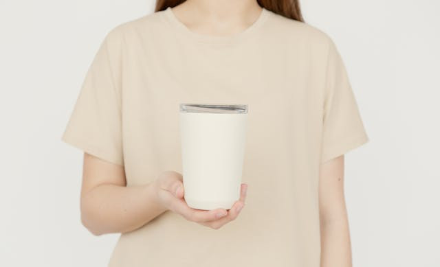 Ilustrasi TOMORO x Frieren Color Changing Cup, foto bukan produk yang sebenarnya: Pexels/Artem Podrez