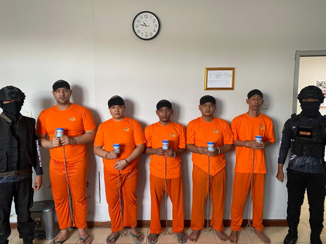 Ammar Zoni dan kawan kawan tiba di Nusakambangan pukul 06.55 (9/5) dan ditempatkan di Lapas Super Maksimum Security Nusakambangan. Foto: Dok. Ditjenpas