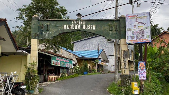 Gapura Syeikh Mahdum Husen di Desa Rajawana. Sumber: Dokumentasi Pribadi (8/5/2026)