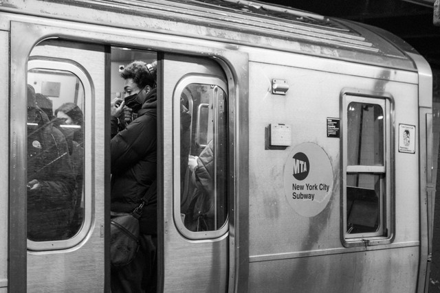 Suasana kereta bawah tanah di New York, Amerika Serikat. Foto: Unsplash