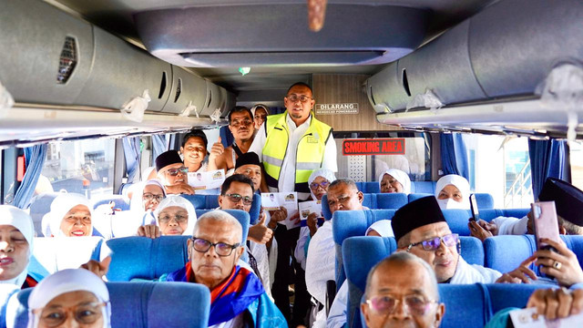 Wakil Ketua Komisi VI DPR RI dari Fraksi Gerindra Andre Rosiade melepas keberangkatan Kloter 14 jemaah haji Embarkasi Padang, Sabtu (9/5/2026). Foto: Dok. Istimewa