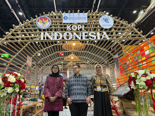 Kepala Perwakilan Kantor BI Singapura Widi Agustin S, Dubes RI untuk Thailand Hari Prabowo, dan Direktur DEIH BI Maulisa Yanti Nasution membuka paviliun Kopi Indonesia dalam ajang World of Coffee di Bangkok, Thailand, Kamis (7/5/2026). Foto: Widya/kumparan