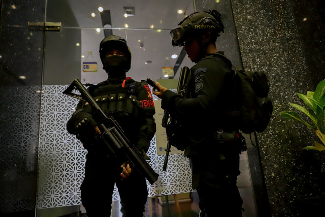 Personel Brigade Mobil (Brimob) tampak berjaga di salah satu gedung perkantoran kawasan Hayam Wuruk, Jakarta Barat, Sabtu (9/5/2026). Foto: Jamal Ramadhan/kumparan