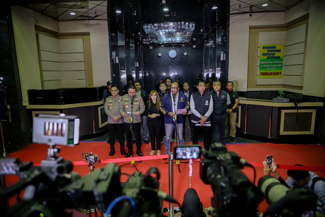 Dirtipidum Bareskrim Polri Brigjen Pol Wira Satya Triputra didampingi Sekretaris NCB Interpol Indonesia Brigjen Pol Untung Widyatmoko memberikan keterangan terkait penggerebekan sebuah gedung perkantoran di kawasan Hayam Wuruk, Jakarta, Sabtu (9/5). Foto: Jamal Ramadhan/kumparan