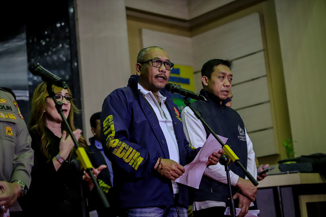 Dirtipidum Bareskrim Polri Brigjen Pol Wira Satya Triputra didampingi Sekretaris NCB Interpol Indonesia Brigjen Pol Untung Widyatmoko memberikan keterangan terkait penggerebekan sebuah gedung perkantoran di kawasan Hayam Wuruk, Jakarta, Sabtu (9/5). Foto: Jamal Ramadhan/kumparan