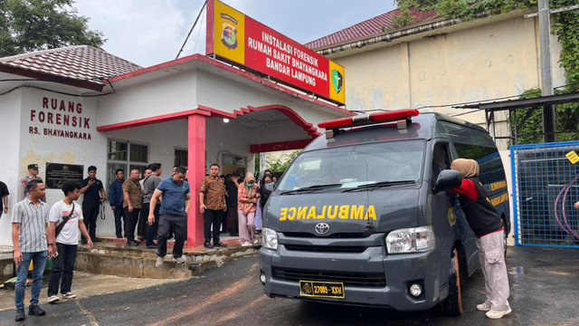 Suasana instalasi forensi RS Bhayangkara Polda Lampung saat autopsi  Brigpol Arya Supena, anggota Ditintelkam Polda Lampung, yang tewas ditembak pelaku curanmor, Sabtu (9/5/2026). Foto: Dok. Istimewa