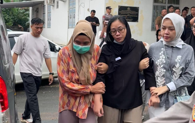 Jovita, istri Brigpol Arya Supena, tampak menangis dan dipapah di RS Bhayangkara Polda Lampung. Foto: Dok. Istimewa