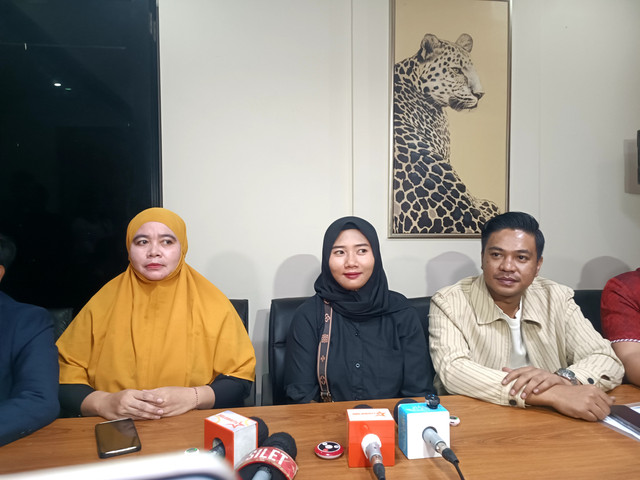 Konferensi Mantan ART Erin, Herawati di Tebet, Jakarta Selatan, Sabtu (9/5/2026). Foto: Giovanni/kumparan