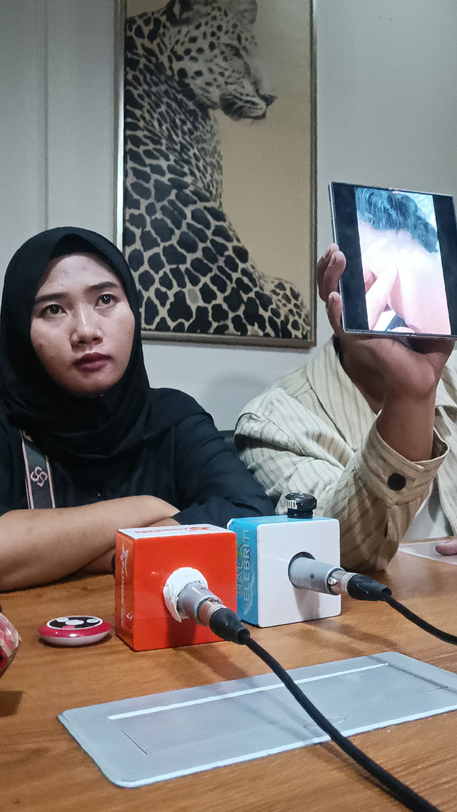 Konferensi Mantan ART Erin, Herawati di Tebet, Jakarta Selatan, Sabtu (9/5/2026). Foto: Giovanni/kumparan