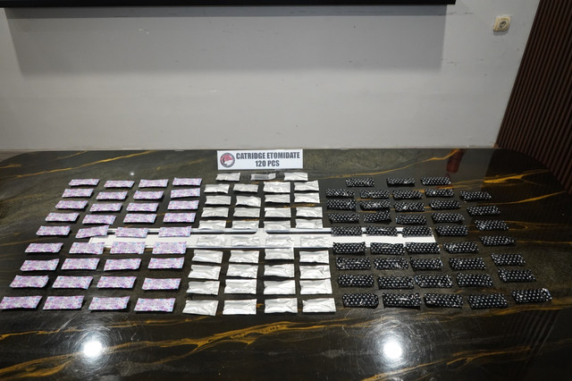 Barang bukti ratusan cartridge vape yang mengandung etomidate diamankan Polda Metro Jaya di Cengkareng, Jakarta Barat. Foto: Dok. Polda Metro Jaya