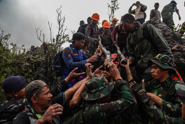 Tim SAR gabungan membawa kantong berisi jenazah pendaki korban erupsi Gunung Dukono di Kecamatan Galela, Kabupaten Halmahera Utara, Maluku Utara, Sabtu (9/5/2026). Foto: Andri Saputra/ANTARA FOTO