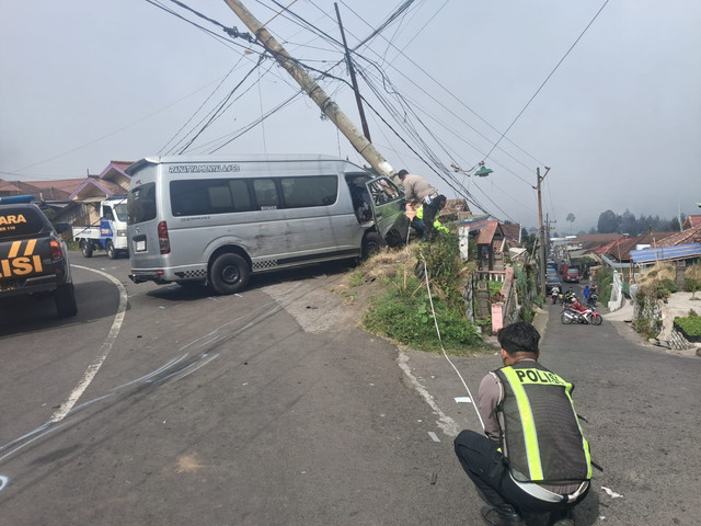 Minibus yang membawa rombongan WN Singapura hilang kendali di Probolinggo, Sabtu (9/5).  Foto: Dok. Polres Probolinggo