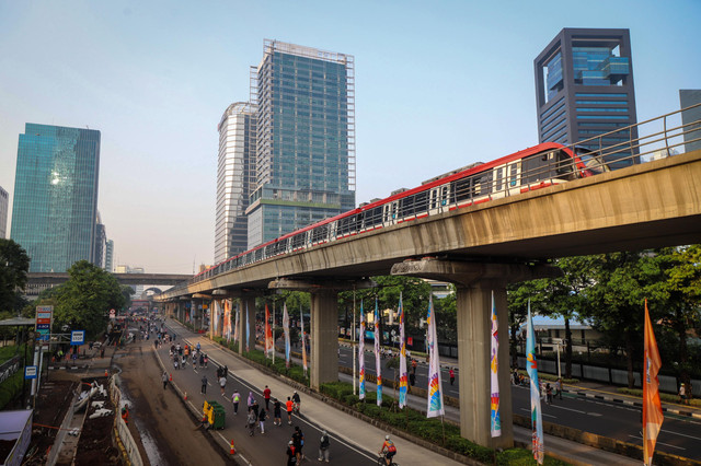 Sejumlah warga memadati kawasan Rasuna Said dalam kegiatan Car Free Day (CFD) di Kuningan, Jakarta, Minggu (10/5/2026) pagi. Foto: Iqbal Firdaus/kumparan