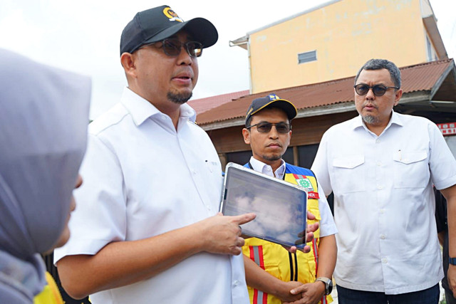 Wakil Ketua Komisi VI DPR RI dari Fraksi Gerindra Andre Rosiade meninjau langsung rencana pembangunan jalan alternatif di belakang Pasar Koto Baru, Nagari Koto Baru, Kecamatan Sepuluh Koto, Kabupaten Tanah Datar, Sabtu (9/5/2026). Foto: Dok. Istimewa