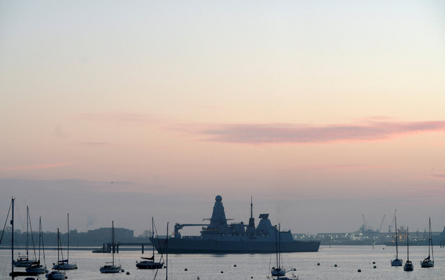 Kapal HMS Dragon selama operasi pengisian amunisi di Fasilitas Pengisian Amunisi Upper Harbour (UHAF) di Pelabuhan Portsmouth, Inggris, (4/3/2026). Foto: Carlos Jasso/REUTERS