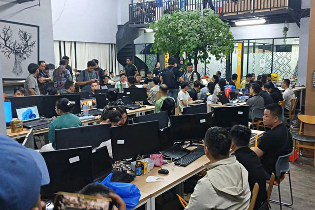 Pengamanan WNA pekerja judi online di kawasan Hayam Wuruk, Jakarta Barat. Foto: Dok. Polri