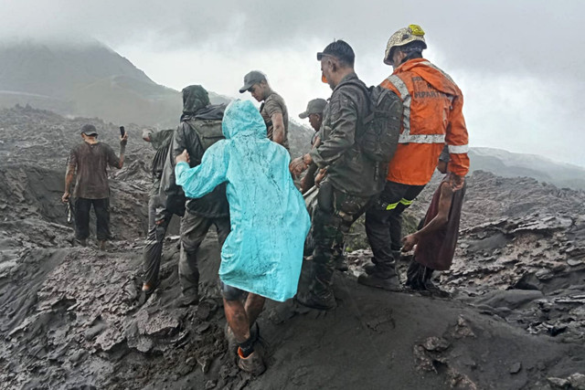 Proses pencarian pendaki korban erupsi Gunung Dukono oleh Tim SAR Gabungan, Minggu (10/5/2026). Foto: Dok. Kodam XV/ PATTIMURA