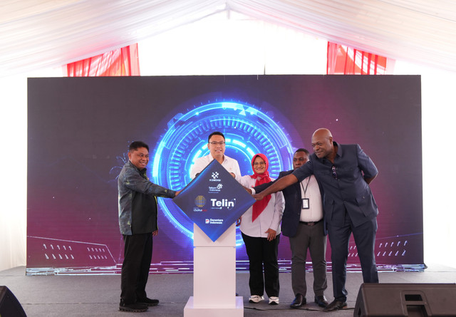 (kiri ke kanan) Gubernur Kepala Daerah Papua yang diwakili oleh L. Christian Sohilait, Wakil Menteri Komunikasi dan Digital RI Angga Raka Prabowo, Direktur Utama Telkom Dian Siswarini, Wakil Konsulat Papua Nugini di Jayapura Leon Galemo, dan CEO PNG DataCo Paul Komboi meresmikan kabel laut lintas batas pertama yang menghubungkan Indonesia dan Papua Nugini guna memperkuat konektivitas digital di Kawasan Timur Indonesia serta membuka koridor digital baru menuju Asia-Pasifik, Jumat (8/5). Foto: dok. Telkom.