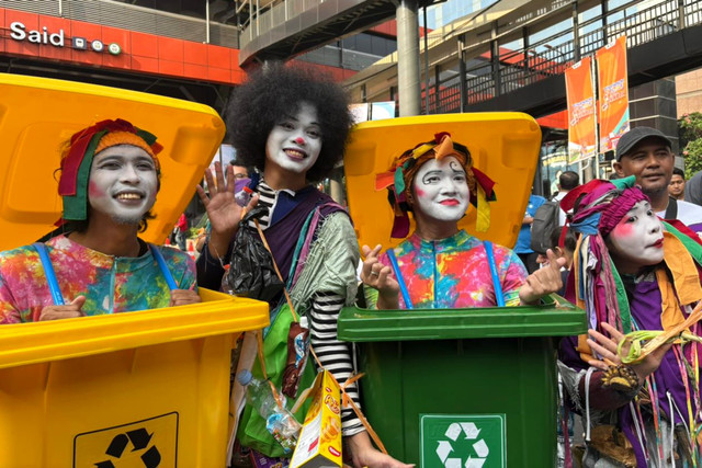 Komunitas IKJ-Mime berkostum 'Tong Sampah' saat CFD di kawasan Rasuna Said, Jakarta Selatan, Minggu (10/5/2026). Foto: Nasywa Athifah/kumparan