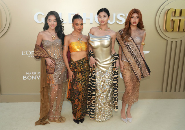 (Kiri-Kanan) Baila Fauri, Esther Geraldine, Christy Gardena, dan Shazfa Adesya tiba di Gold House 5th Annual Gold Gala di The Music Center, Los Angeles, California, Sabtu (9/5/2026) . Foto: Presley Ann/Getty Images/AFP