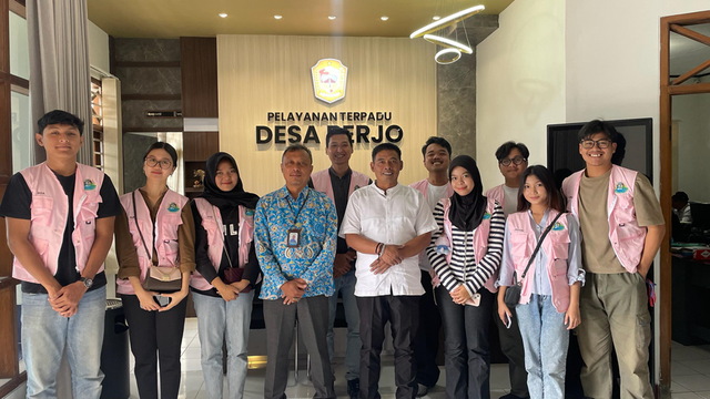 Foto bersama DPL dan Perangkat Desa Berjo