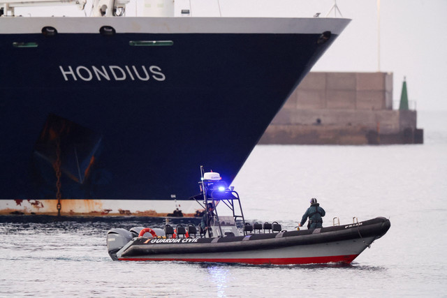 Sebuah perahu polisi mendekati kapal pesiar MV Hondius di pelabuhan Granadilla de Abona, setelah terkena wabah hantavirus, di Tenerife, Spanyol, Minggu (10/5/2026). Foto: Hannah McKay/REUTERS