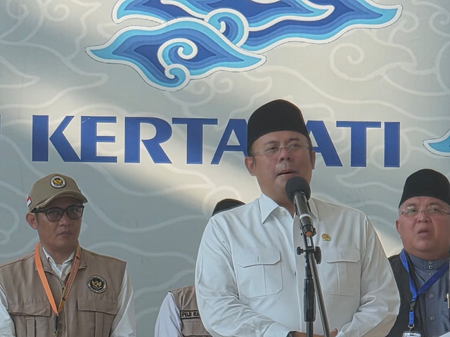 Wakil Ketua DPR Cucun Ahmad Syamsurijal melepas calon jemaah haji kloter 24 asal Kabupaten Bandung di Bandara Kertajati, Minggu (10/5/2026). Foto: Fadjar Hadi/kumparan