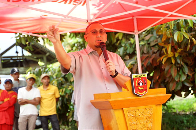 Wakil Ketua Komisi VI DPR Fraksi Gerindra, Andre Rosiade, meresmikan operasional tower BTS Telkomsel di Malalak, Kabupaten Agam, Sumatera Barat, Minggu (10/5/2026). Foto: Dok. Istimewa