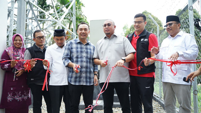 Wakil Ketua Komisi VI DPR Fraksi Gerindra, Andre Rosiade, meresmikan operasional tower BTS Telkomsel di Malalak, Kabupaten Agam, Sumatera Barat, Minggu (10/5/2026). Foto: Dok. Istimewa