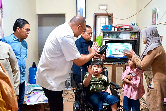 Wakil Ketua Komisi VI DPR RI, Andre Rosiade, saat bersama Hannan, bocah lumpuh akibat tumor tulang belakang di Padang Panjang, Sabtu (9/5/2026). Foto: Dok. Istimewa