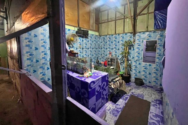 Pria berinisial J (42), warga Desa Pandanan, ditangkap karena mengaku sebagai anggota polisi untuk palaki sejumlah warung di sekitar Jalan Duduksampeyan, Kabupaten Gresik. Foto: Dok. Polres Gresik