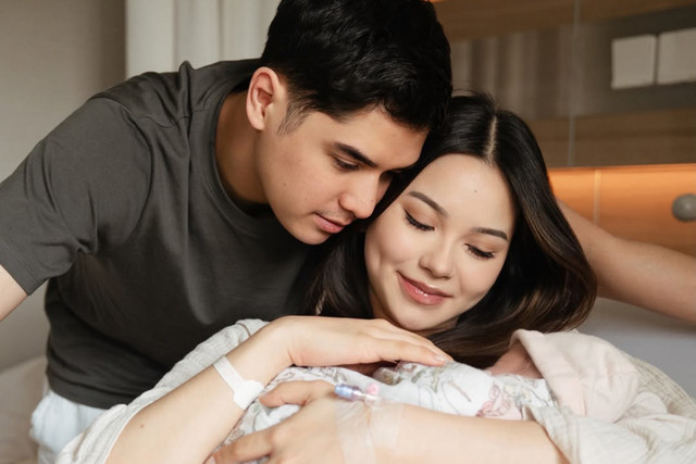 Pasangan Al Ghazali menemani Alyssa Daguise saat melahirkan anak pertama. Foto: Instagram/ @alghazali7