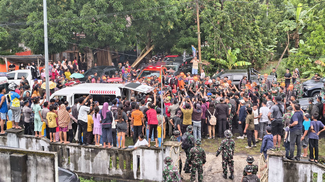 Dua Jenazah WN Singapura yang merupakan korban erupsi Gunung Api Dukono di Halmahera Utara dibawa ke RSUD Tobelo dengan ambulans. Foto: Dok. Istimewa