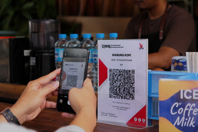 Saya, QRIS, dan Cara Kita Mengubah Kebiasaan