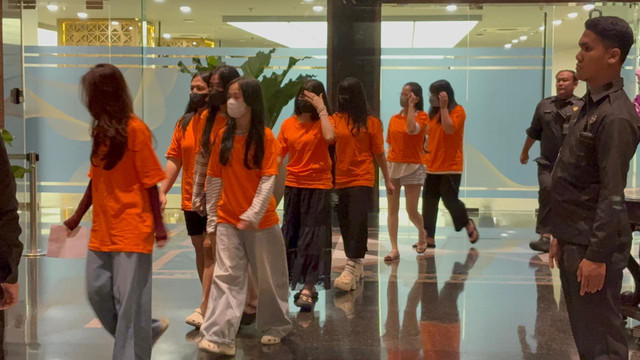 Sejumlah WNA yang terlibat kasus judi online (judol) jaringan internasional digiring ke Ruang Detensi Imigrasi di Gedung Direktorat Jenderal Imigrasi, Jakarta Selatan, Minggu (10/5/2026). Foto: Nauval Pratama/kumparan