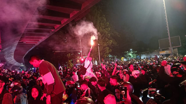 Bobotoh rayakan kemenangan Persib atas Persija di Simpang Dago dan Flyover Pasupati, Kota Bandung pada Minggu (10/5/2026) Foto: Abisatya/kumparan
