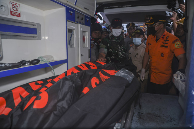 Tim SAR gabungan memasukkan kantong jenazah pendaki korban erupsi Gunung Dukono ke dalam mobil ambulans setelah berhasil dievakuasi di Desa Mamuya, Kecamatan Galela, Kabupaten Halmahera Utara, Maluku Utara, Minggu (10/5/2026). Foto: Andri Saputra/ANTARA FOTO