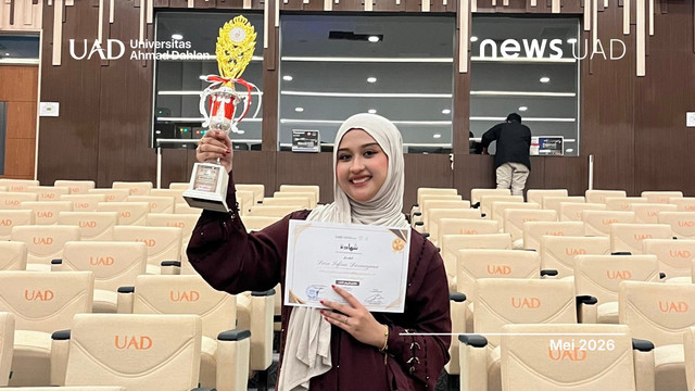 Dara Safina Darmayana mahasiswa Universitas Ahmad Dahlan (UAD) Juara 3 Lomba Qiroatus Syi’ir pada AWFest #8 (Foto. Dara)