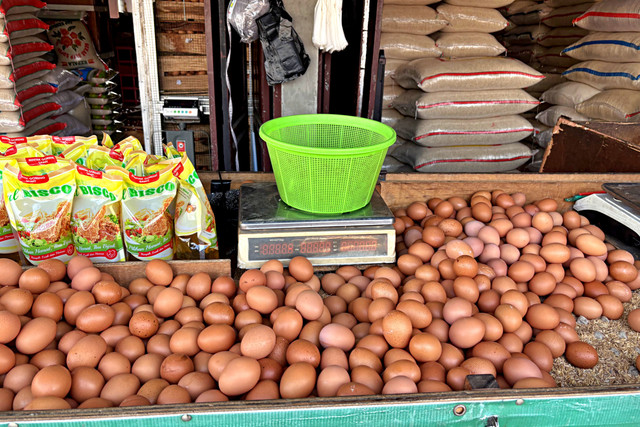 Penjual telur ayam di Pasar Lenteng Agung, Jakarta Selatan, Senin (11/5/2026). Foto: Muhammad Fhandra/kumparan