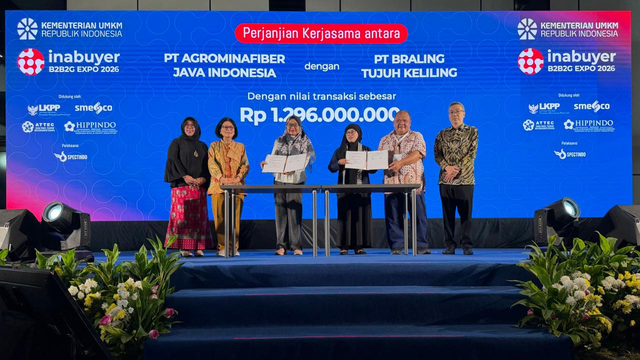 UMKM binaan Pertamina, PT Agrominafiber Java Indonesia menandatangani perjanjian kerja sama dengan PT Braling Tujuh Keliling senilai Rp 1.292.000.000 pada Inabuyer B2B2G Expo 2026 di Gedung SMESCO Exhibition Hall, Jakarta Selatan. Foto: Dok. Pertamina