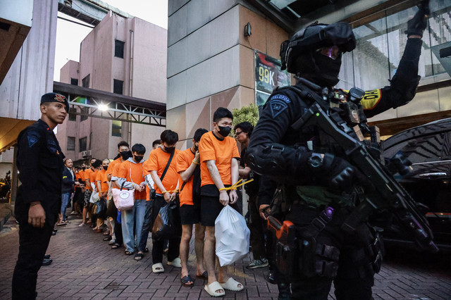 Personel kepolisian menggiring sejumlah tersangka kasus perjudian daring di Perkantoran Hayam Wuruk Plaza Tower, Jakarta, Minggu (10/5/2026). Foto: Dhemas Reviyanto/ANTARA FOTO