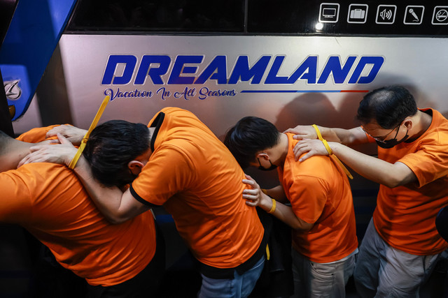 Personel kepolisian menggiring sejumlah tersangka kasus perjudian daring di Perkantoran Hayam Wuruk Plaza Tower, Jakarta, Minggu (10/5/2026). Foto: Dhemas Reviyanto/ANTARA FOTO