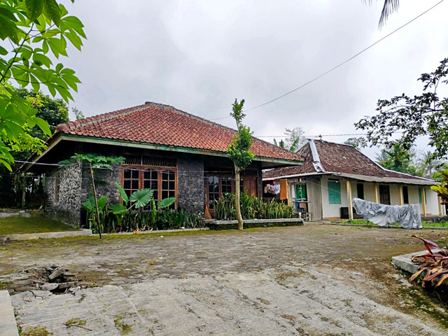 Penampakan rumah orang tua seorang bidan yang diduga digunakan untuk mengasuh 11 bayi hasil di luar pernikahan di Hargobinangun, Kapanewon Pakem, Kabupaten Sleman, Senin (11/5/2026). Foto: Panji/kumparan